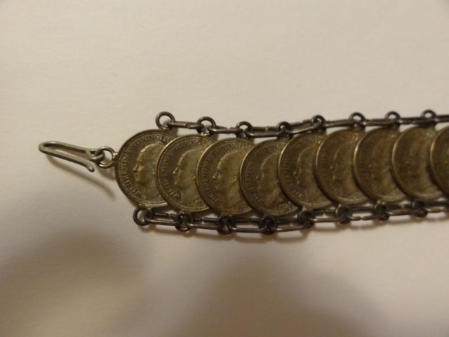 aqui se ven las monedas de un lado, mas adelante se veran de el otro lado